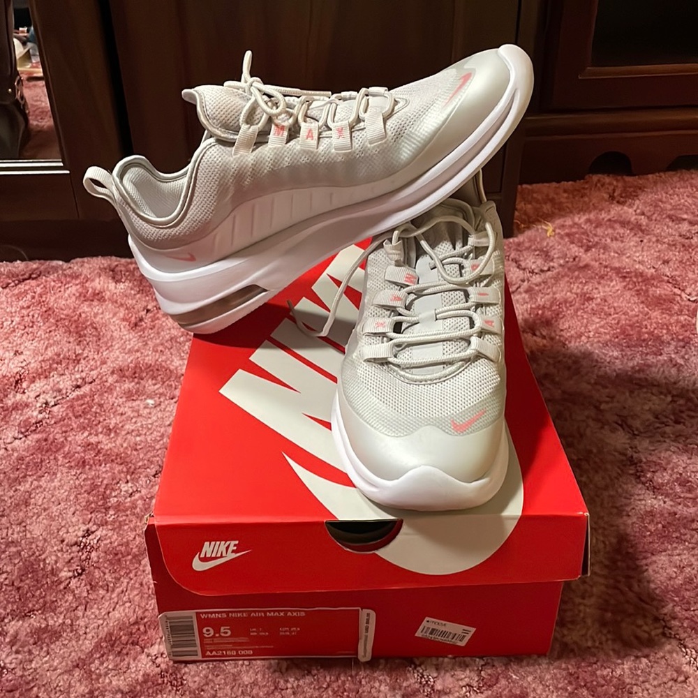 Worn once Womens Nike Air Max Axis